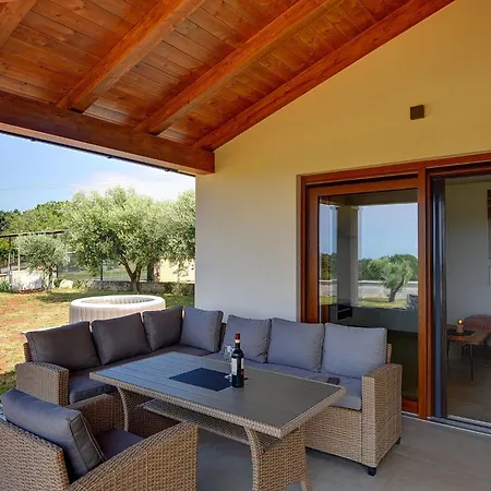 Hébergement de vacances House With A Parking Space Valtura, - 22784 Pula